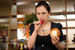 スペイン(スペイン)で女性がドーナツを食べています。