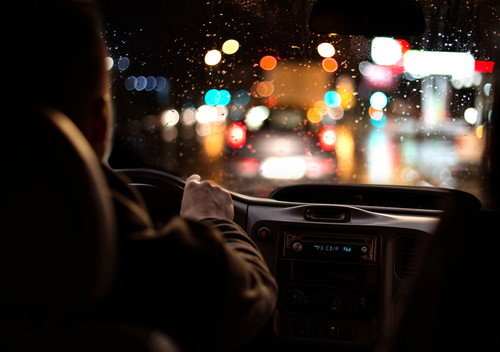 スペインで夜に車を運転する男性。