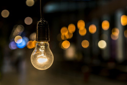 スペインのチェーンにぶら下がった電球の画像。