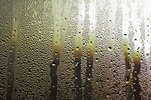 スペインの窓についた水滴。
