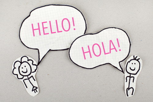 スペイン (スペイン) での会話を表す、「こんにちは」と「こんにちは」という吹き出しを持つ 2 人の人物。