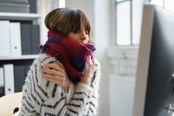 パソコンの前でスカーフを巻いた女性 スペイン
