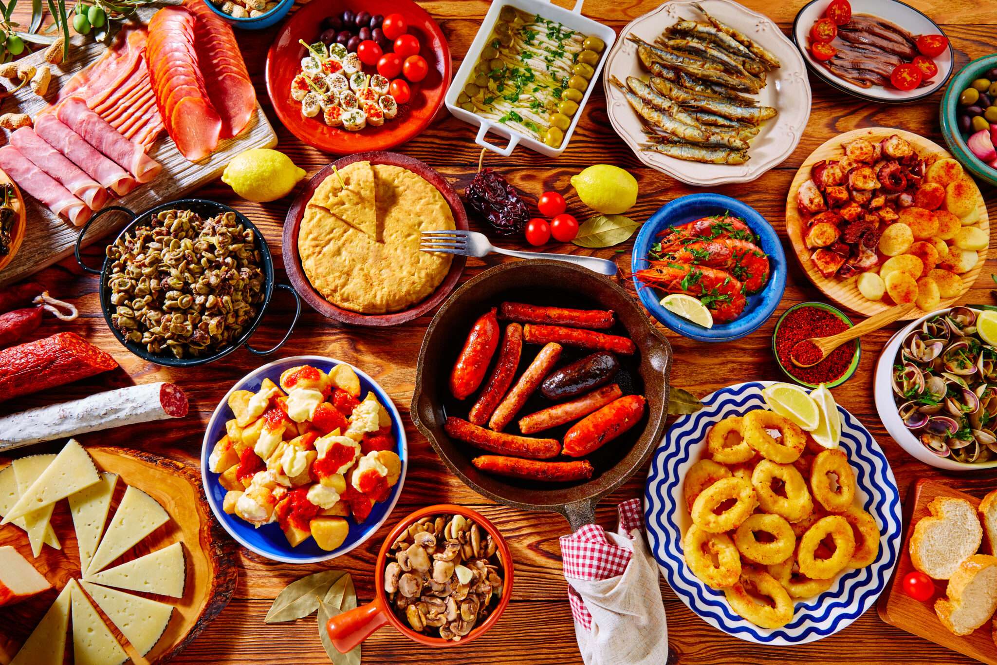 スペインの食べ物は木製のテーブルの上にあります。