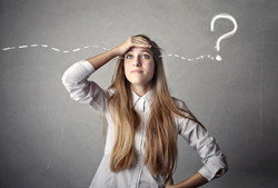 頭に疑問符が付いた若い女性は、混乱と不確実性を表しています。