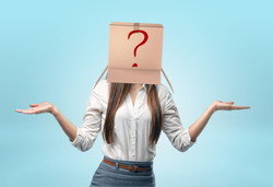 頭に疑問符が付いたスペインの女性。
