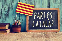 「parles catalunya スペイン」という言葉が書かれた黒板。
