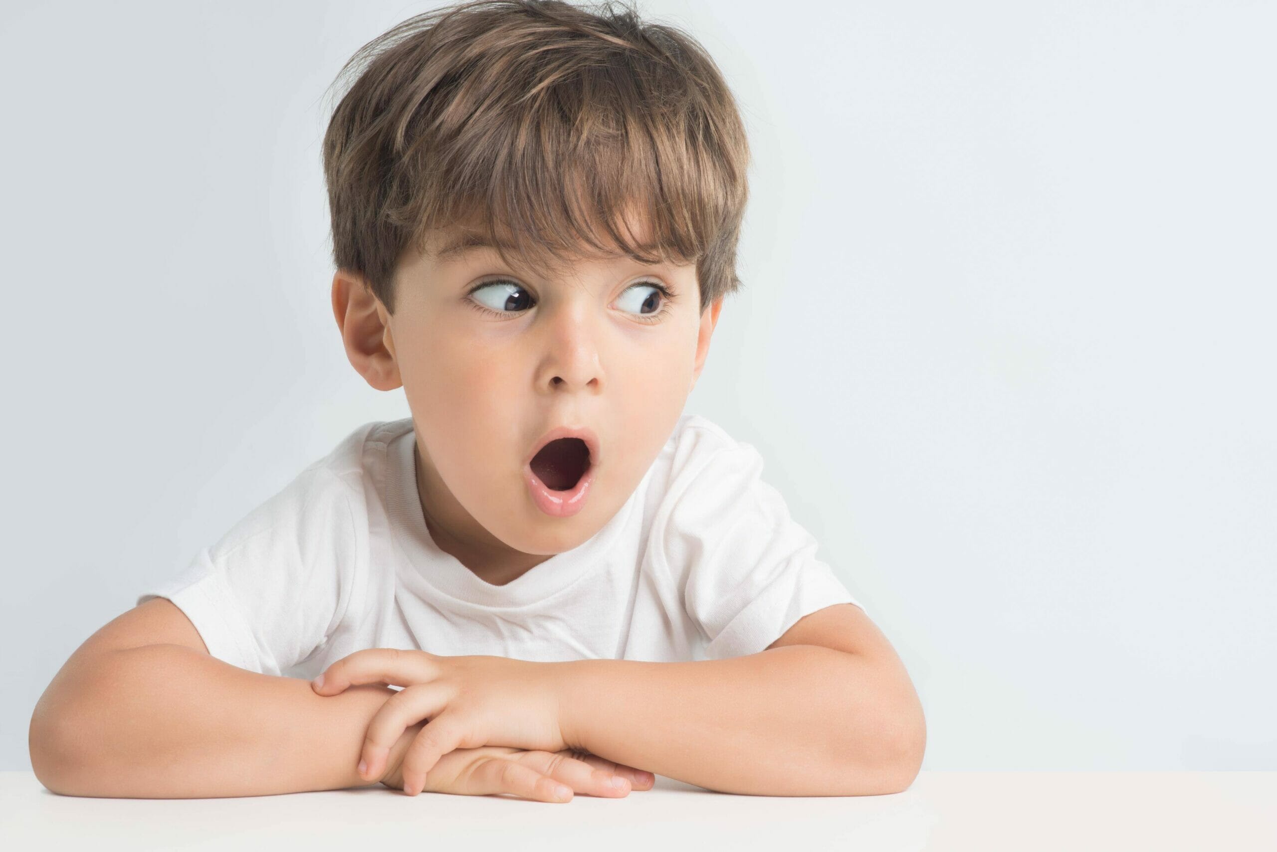 スペインで驚いた表情を浮かべた少年。