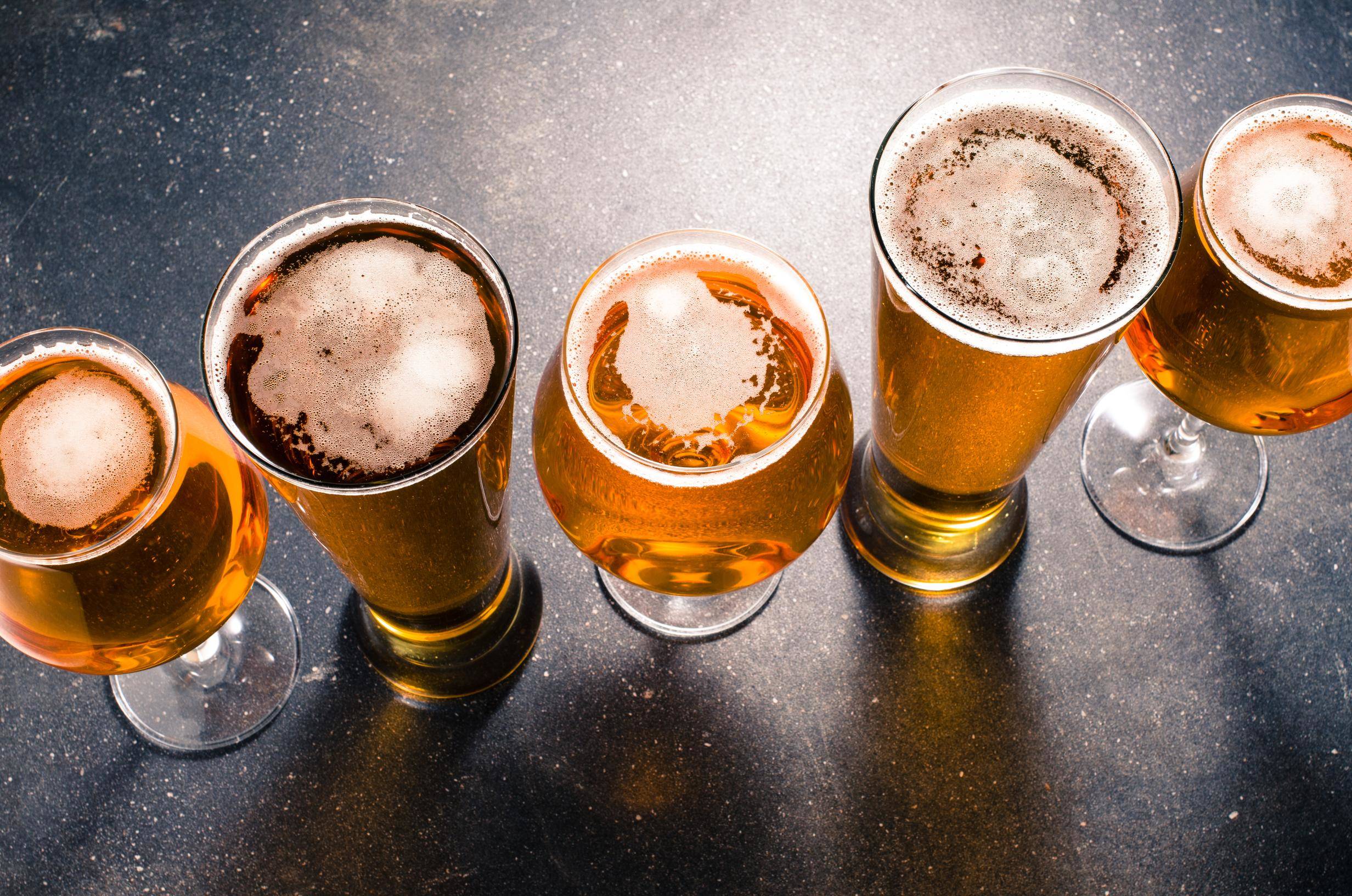 スペインの暗い地面に5杯のビールが並んでいる。