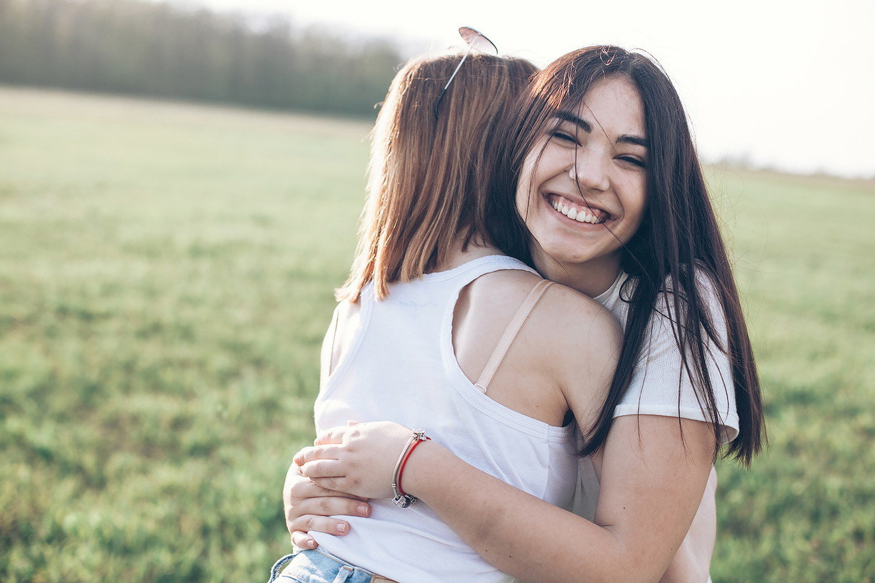 スペインの野原で抱き合う二人の女性。
