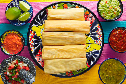 カラフルなテーブルの上のメキシコのタマーレ。