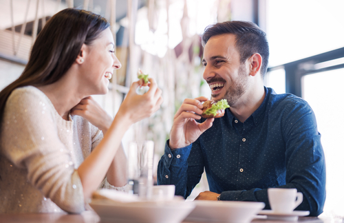 スペインのレストランで食事をする男性と女性。