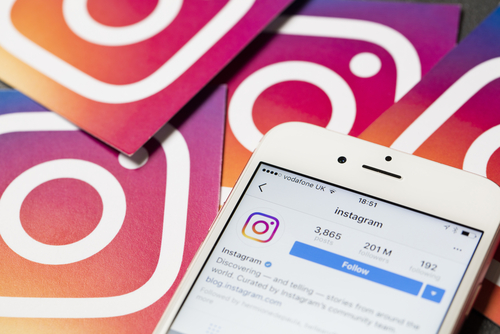 スペインでは、インスタグラムカードの山の上に携帯電話が置かれている。