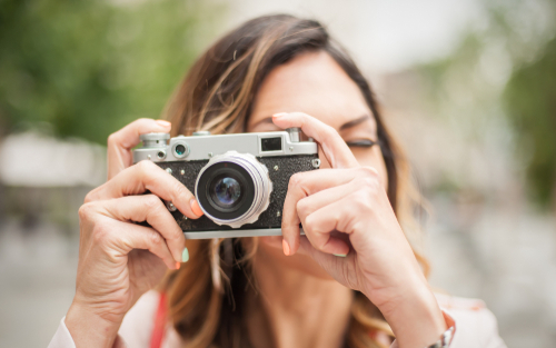 スペイン人の女性がカメラで写真を撮っています。