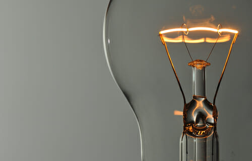 灰色の背景にスペインの電球が点灯します。