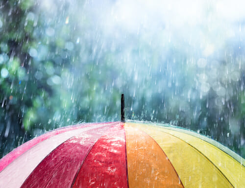 スペインの雨の中のカラフルな傘のストックフォト。