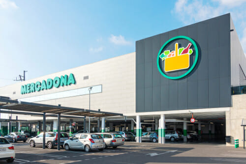店の前に車が停まっているスペインの大きな店。
