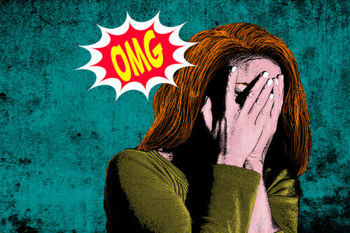 ショックで顔を両手で覆い、「OMG」と叫ぶ女性。