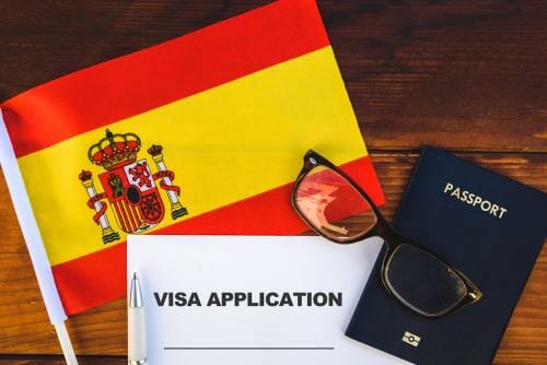 スペインの旗と眼鏡ビザを持つ申請