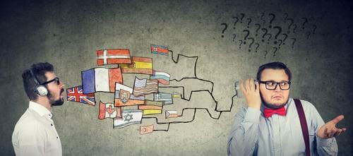 スペインで二人の男性が話し合っています。