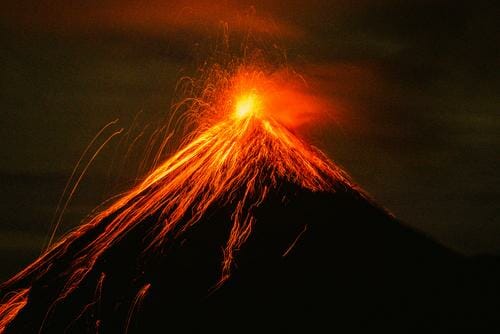夜に溶岩が噴出するスペインの火山。