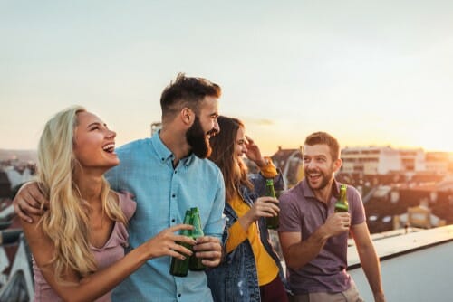 スペインの屋上でビールを飲む友人のグループ。