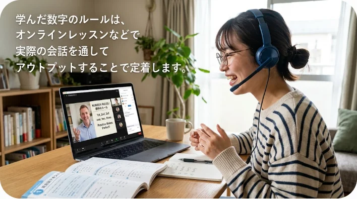 明るい自宅のデスクでノートパソコンを開き、笑顔でオンラインのスペイン語レッスンを受けながらメモを取る東アジア人の大人の学習者